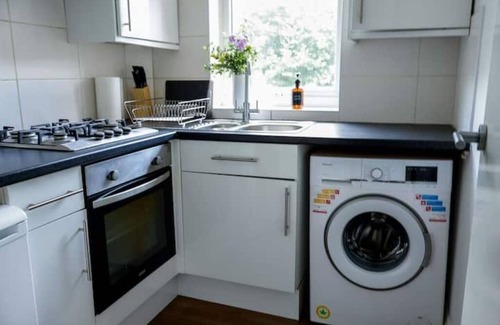 Wimbledon Apartment | 2Bed Flat Sleeps 5-6 Easy City Access with parking