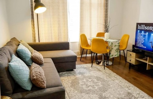 Wimbledon Apartment | 2Bed Flat Sleeps 5-6 Easy City Access with parking
