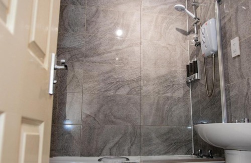 Walsall Apartment | 2bed Flat with private parking
