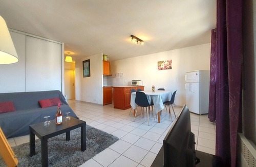 Latour-Bas-Elne Apartment | 2bed large garden 6pers wifi parking 66m2 ok pets vacation vouchers 2km sea