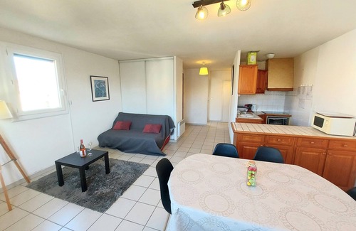 Latour-Bas-Elne Apartment | 2bed large garden 6pers wifi parking 66m2 ok pets vacation vouchers 2km sea