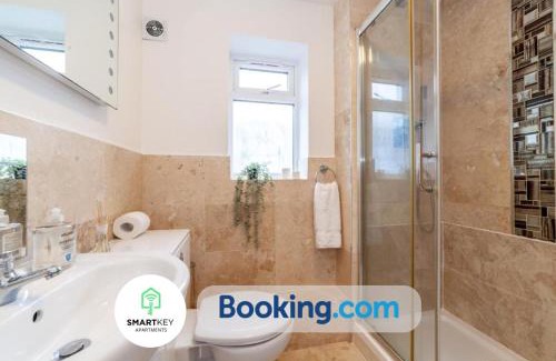 Runnymede Apartment | 2Bedroom Apt in Egham with Free Parking