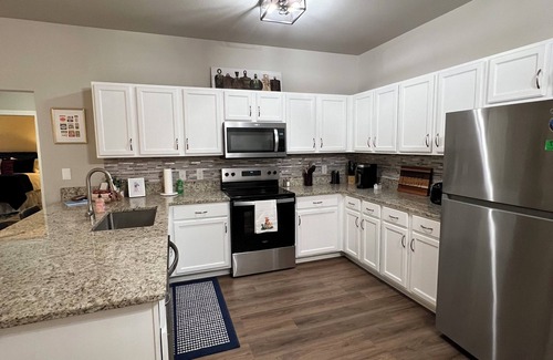 Oxford Condo | 2bedroom condo in delightful Oxford with Wi-Fi, AC. near the square, Mtrade Park