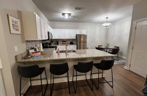 Oxford Condo | 2bedroom condo in delightful Oxford with Wi-Fi, AC. near the square, Mtrade Park