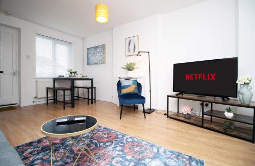 Hanham House | 2Bedroom Home- Free Parking, Wi-Fi & Patio- Available for Long or Short term