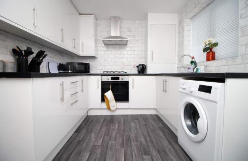 Hanham House | 2Bedroom Home- Free Parking, Wi-Fi & Patio- Available for Long or Short term