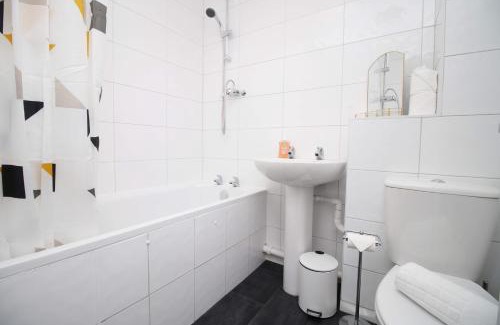 Hanham House | 2Bedroom Home- Free Parking, Wi-Fi & Patio- Available for Long or Short term