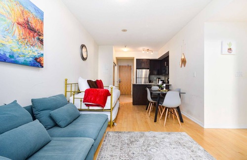 Central Waterfront Apartment | 2bedrooms minutes walk to Scotiabank arena, MTCC, Rogers centre