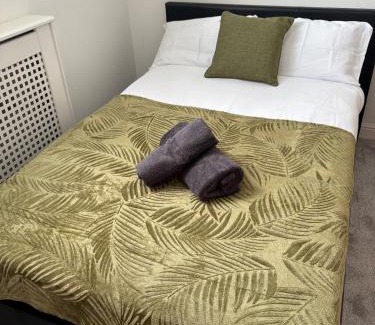 St Helens Apartment | 2beds at St Helens Near Town Center & Theater, Free Parking, WiFi