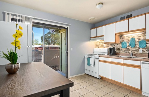 Menlo Park Condo | 2BR/1BA Condo W/Pool; Mins to UofA,Hiking,Food&Retail
