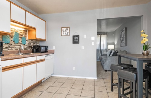 Menlo Park Condo | 2BR/1BA Condo W/Pool; Mins to UofA,Hiking,Food&Retail