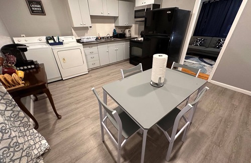 Nashville House | 2BR 1BATH Cozy Cottage Quiet Area! 12mins-Downtown Nashville 10mins-Brentwood!