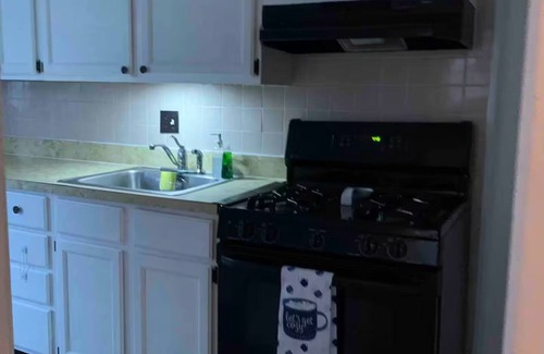 Southeast House | 2BR, 1BR -Near U.S. Capitol & Commanders Stadium.
