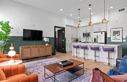 Faubourg Lafayette Hotel | 2BR/2BA Rooftop Pool | Gym | Game Room | Downtown