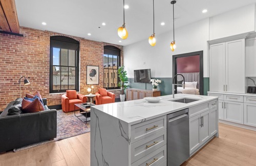 Faubourg Lafayette Hotel | 2BR/2BA Rooftop Pool | Gym | Game Room | Downtown