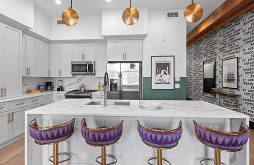 Faubourg Lafayette Hotel | 2BR/2BA Rooftop Pool | Gym | Game Room | Downtown