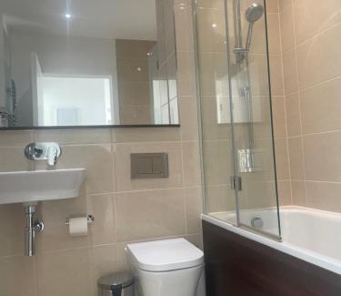 Reading Apartment | 2BR 2BA Top Floor Penthouse Apartment in RG2 - Ideal for Business Travellers & Contractors, Free Parking & Sleeps Up To 6