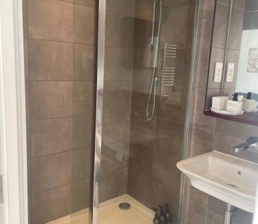 Reading Apartment | 2BR 2BA Top Floor Penthouse Apartment in RG2 - Ideal for Business Travellers & Contractors, Free Parking & Sleeps Up To 6