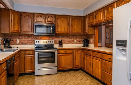 Helmsburg Cabin | 2BR, 3.5 BA Log Cabin