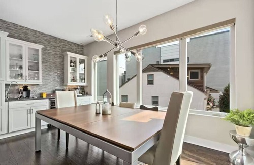 Third Ward House | 2BR (3-bed) Lux Townhouse Hot Tub Stay-Private Gym