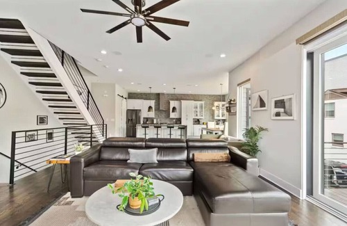 Third Ward House | 2BR (3-bed) Lux Townhouse Hot Tub Stay-Private Gym