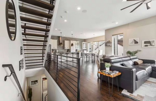 Third Ward House | 2BR (3-bed) Lux Townhouse Hot Tub Stay-Private Gym