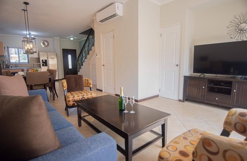 Gold Coast House | 2BR 3BA ~ GYM ~ Pools ~ 24/7 Security ~ Restaurant