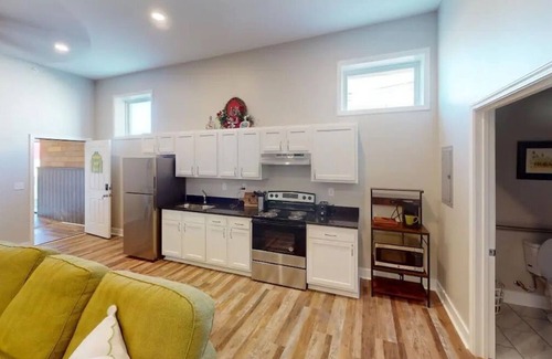 Taylor Berry House | 2BR|ADA|Warehouse Suite Exposed Brick|Modern Theme