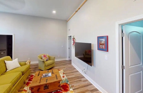 Taylor Berry House | 2BR|ADA|Warehouse Suite Exposed Brick|Modern Theme