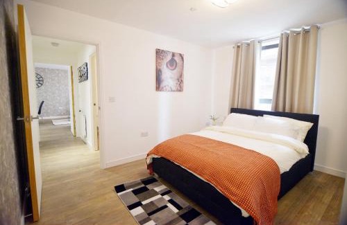 Royal Docks Apartment | 2BR Apartment Near O2 Arena with Balcony in London