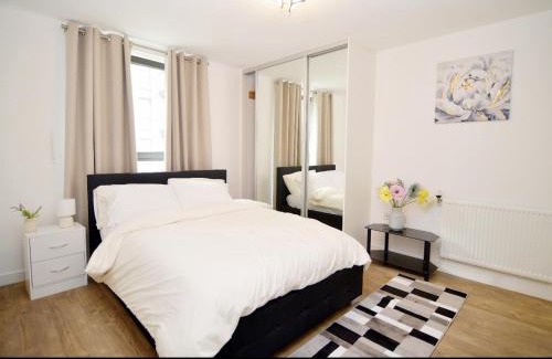 Royal Docks Apartment | 2BR Apartment Near O2 Arena with Balcony in London
