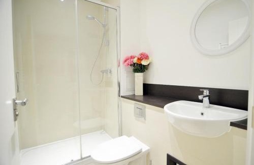 Royal Docks Apartment | 2BR Apartment Near O2 Arena with Balcony in London