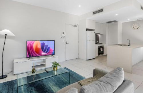 Macgregor Apartment | 2BR Apartment with Balcony Near Food Shop and Transit