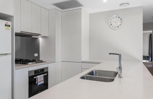 Macgregor Apartment | 2BR Apartment with Balcony Near Food Shop and Transit