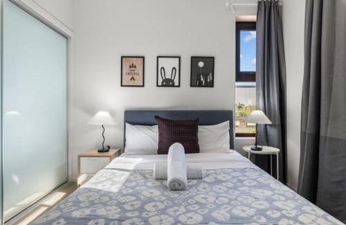 Macgregor Apartment | 2BR Apartment with Balcony Near Food Shop and Transit