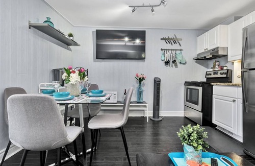Centretown West Apartment | 2BR Apt with Netflix and access to Rooftop Terrace!
