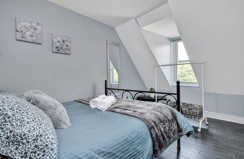Centretown West Apartment | 2BR Apt with Netflix & access to Rooftop Terrace!