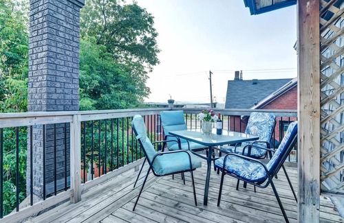Centretown West Apartment | 2BR Apt with Netflix & access to Rooftop Terrace!