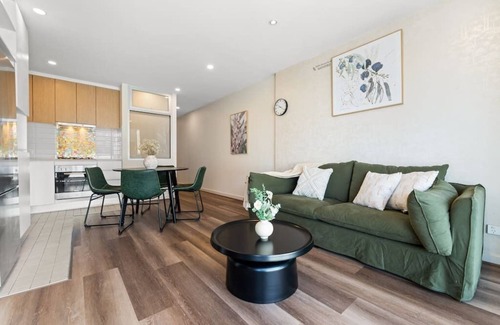 Adelaide Central Business District Apartment | 2BR CBD Apt. Swimming Pool/Sauna/SPA/CBD