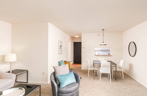 Radnor - Fort Myer Heights Apartment | 2BR Chic Apartment in Prime Location