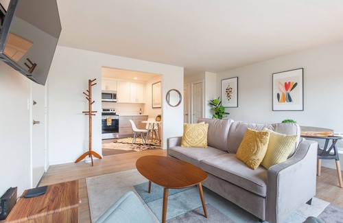 North Queen Anne Apartment | 2BR Chic Colorful Queen Anne Apt - 4m to DT Seattle, Free Parking - NEW
