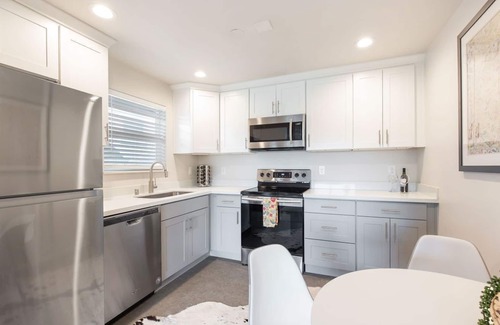 North Queen Anne Apartment | 2BR Chic Colorful Queen Anne Apt - 4m to DT Seattle, Free Parking - NEW