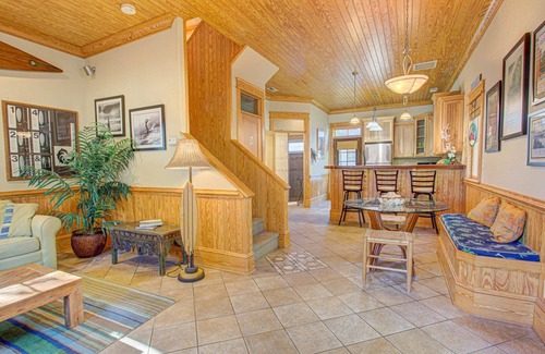 Manteo Cottage | 2BR coastal cottage w/whirlpool tub & patio