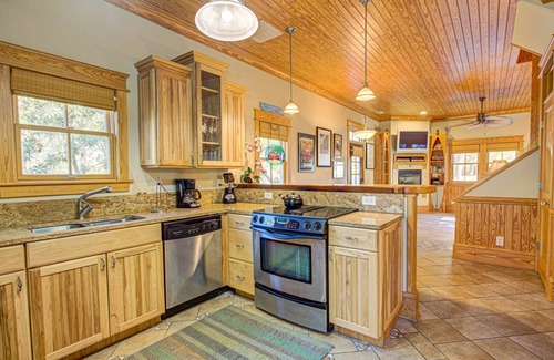 Manteo Cottage | 2BR coastal cottage w/whirlpool tub & patio