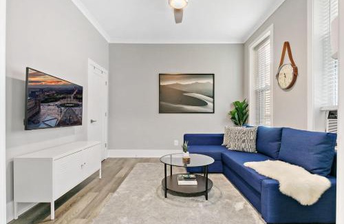 West Town Apartment | 2BR Comfy and Stylish Apt in West Town - Erie 1R