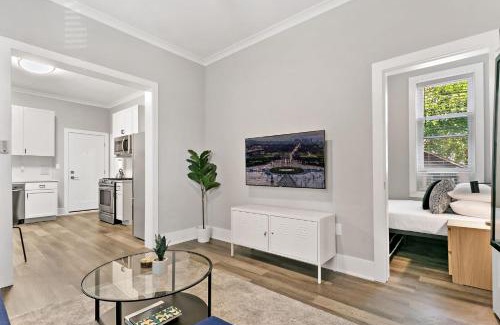West Town Apartment | 2BR Comfy and Stylish Apt in West Town - Erie 1R