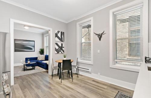 West Town Apartment | 2BR Comfy and Stylish Apt in West Town - Erie 1R