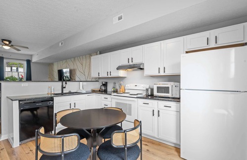 Williamstown Apartment | 2BR Condo Near Ark for 6 Guests - Free Parking