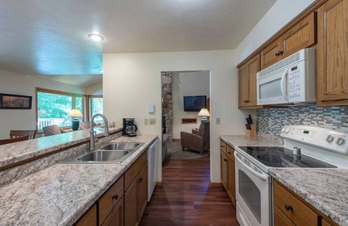 Baileys Harbor Condo | 2BR Condo with Fireplace, Balcony, & Lakefront Access at The Rushes