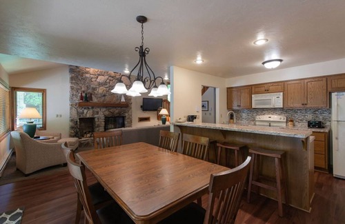 Baileys Harbor Condo | 2BR Condo with Fireplace, Balcony, & Lakefront Access at The Rushes